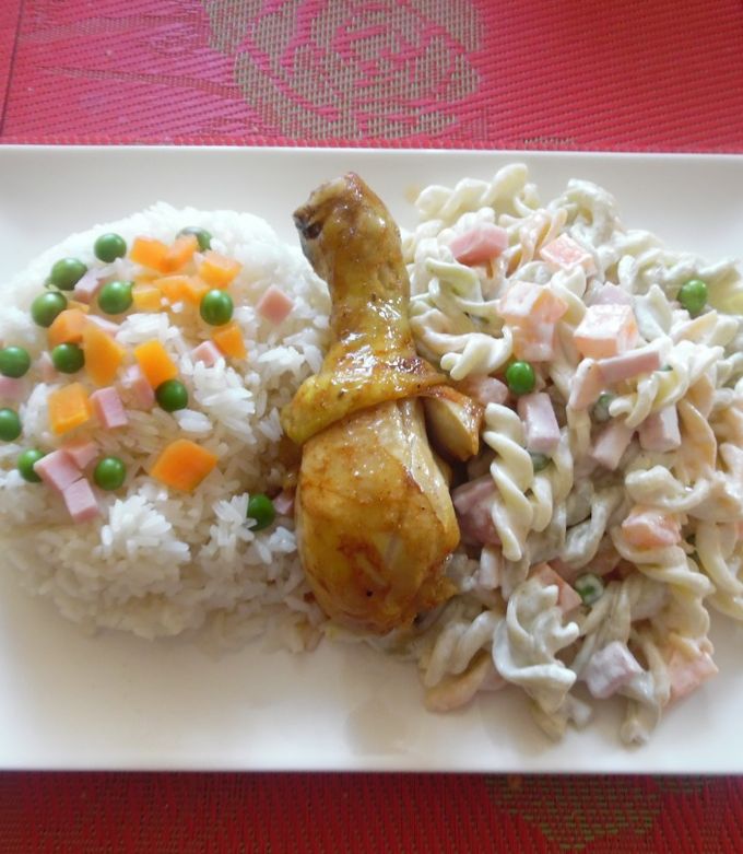 Una foto de Pollo al horno con ensalada de fideos | Estilo James Salaz