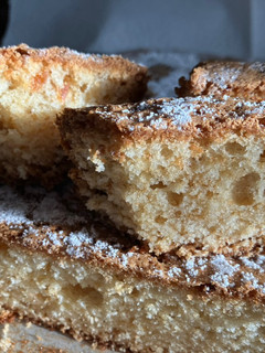 Una foto de Coca con turrón de almendra