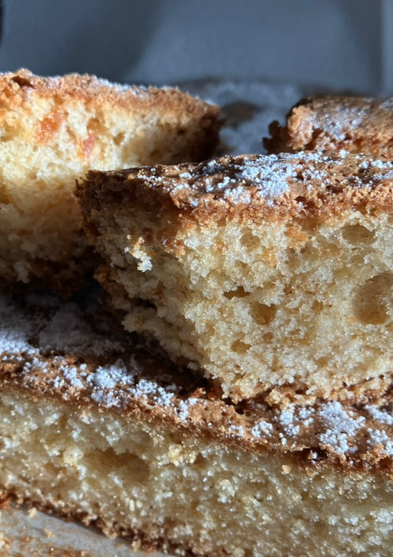 Una foto de Coca con turrón de almendra