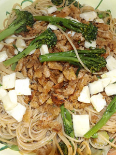 Una foto de Pasta integral con bimi y queso Haloumi