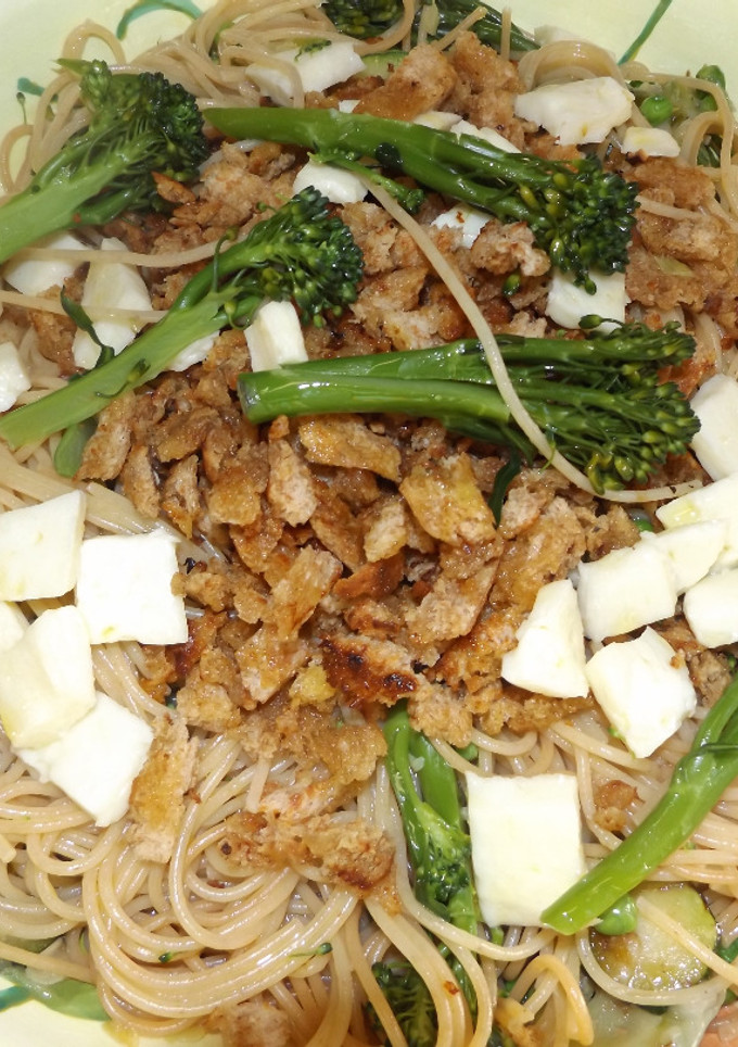 Una foto de Pasta integral con bimi y queso Haloumi