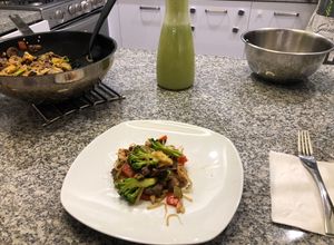 Una foto de Tepanyaki verduras con Res y Pollo