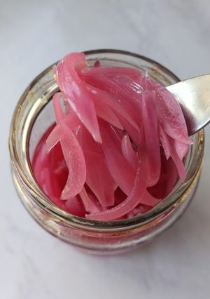 Una foto de Cebolla encurtida casera