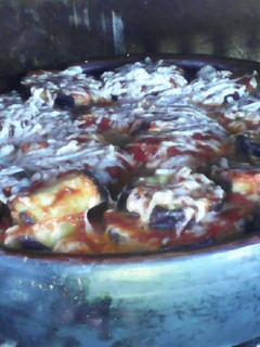 Una foto de Berenjenas en salsa de tomate en olla de barro
