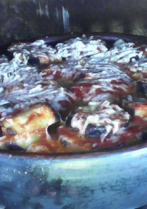 Una foto de Berenjenas en salsa de tomate en olla de barro