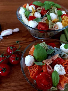 Una foto de Ensalada de pasta caprese