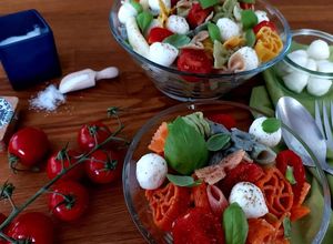 Una foto de Ensalada de pasta caprese