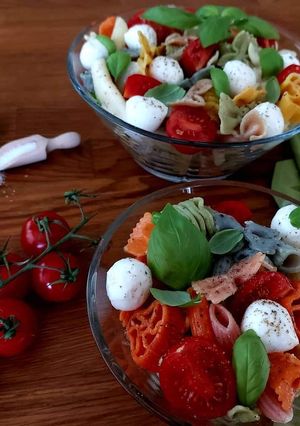 Una foto de Ensalada de pasta caprese