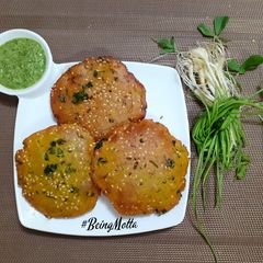 A picture of Jowar Methi Puris.