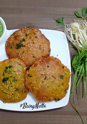 A picture of Jowar Methi Puris.