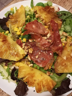 Una foto de Ensalada sabrosa con jamón y piña
