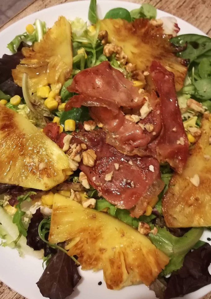 Una foto de Ensalada sabrosa con jamón y piña