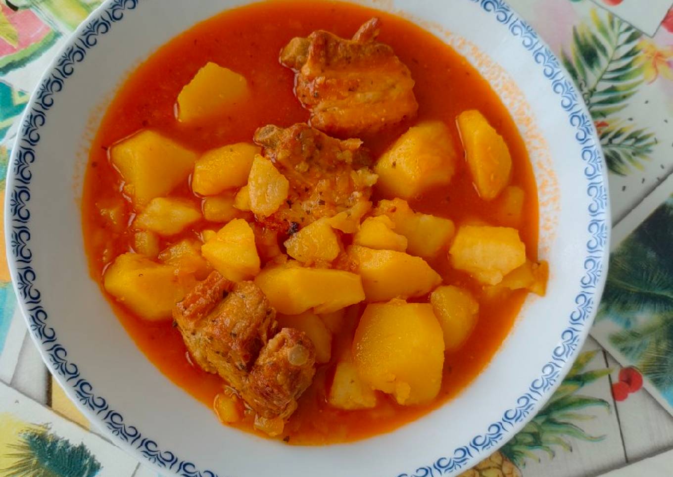 Costillas con patatas guisadas