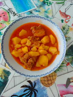 Una foto de Costillas con patatas guisadas
