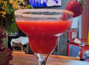 Una foto de Cóctel de sidra y frutilla