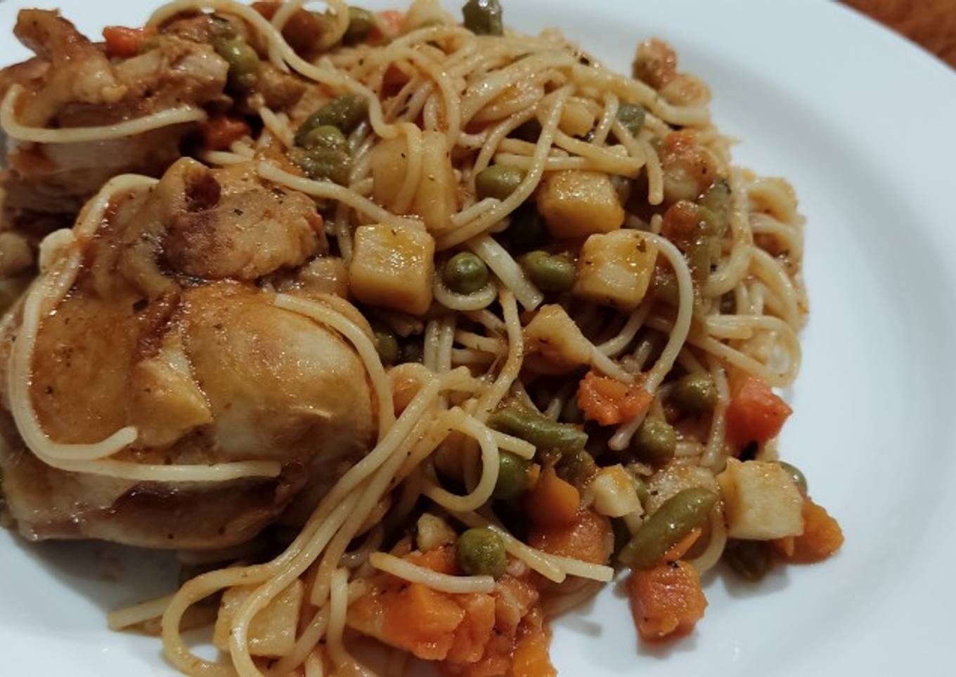Espaguetis con pollo y macedonia de verduras