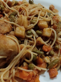 Una foto de Espaguetis con pollo y macedonia de verduras