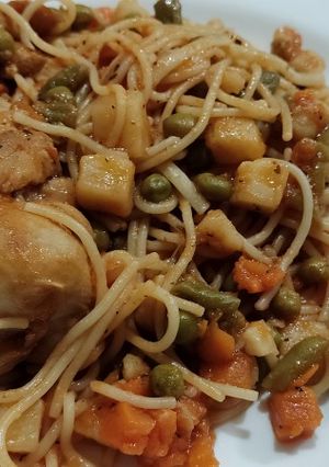 Una foto de Espaguetis con pollo y macedonia de verduras