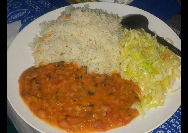 Vegetable rice, yellow beans and steamed cabbage