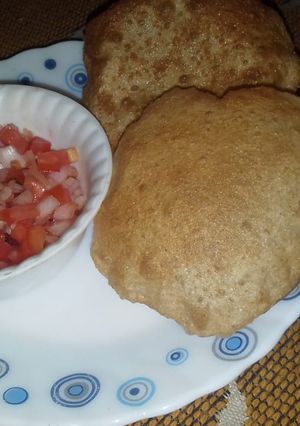 पूरी (Puri recipe in hindi) रेसिपी मुख्य फोटो