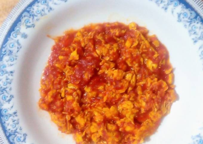 Scrambled eggs with tomatoes