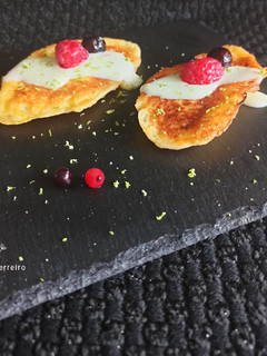 Una foto de Torrijas de mini croissant con crema de lima y toque de jengibre