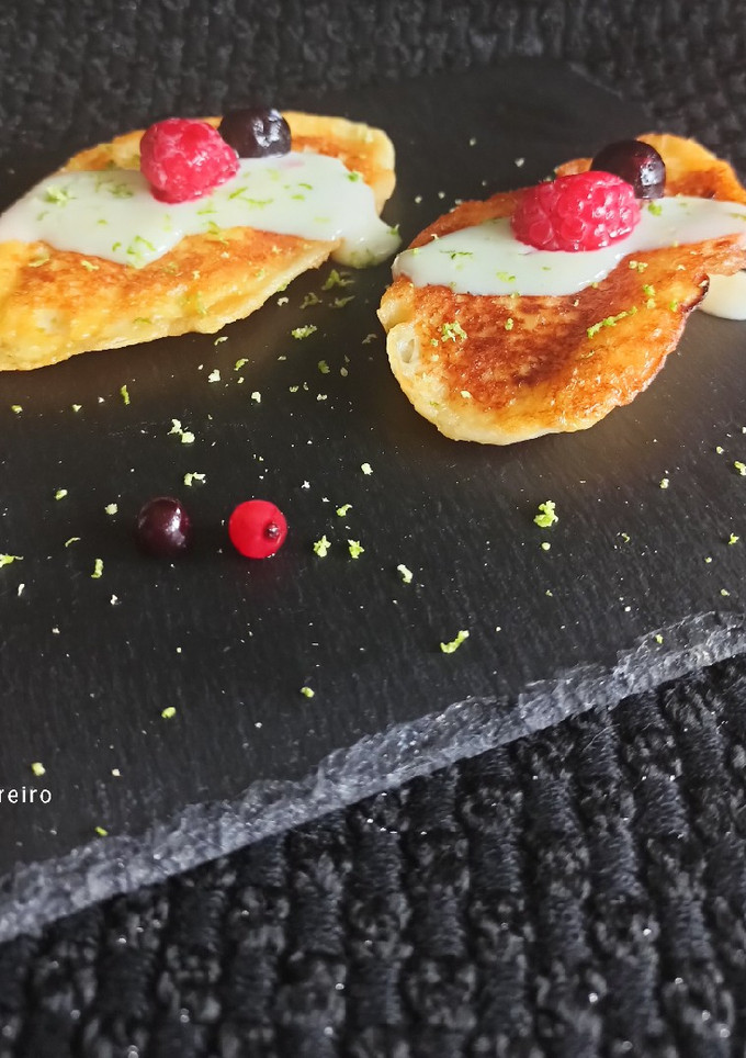 Una foto de Torrijas de mini croissant con crema de lima y toque de jengibre