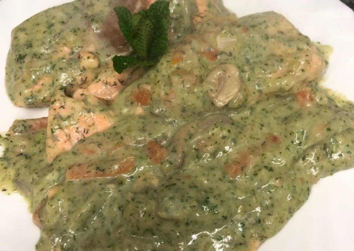 120. Lomos de salmón con salsa de menta y champiñones (principal pescado)