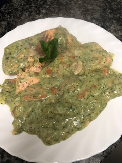Una foto de 120. Lomos de salmón con salsa de menta y champiñones (principal pescado)
