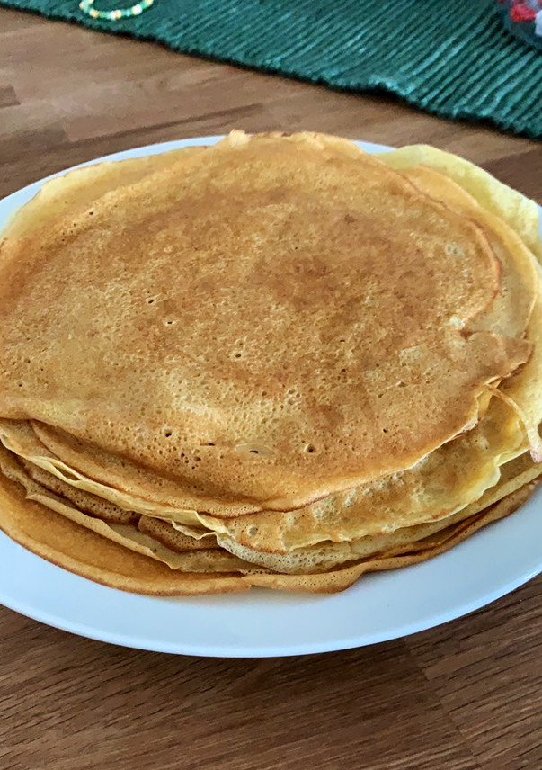 Una foto de Crepes Thermomix sin azúcar, con panela y huevos de corral
