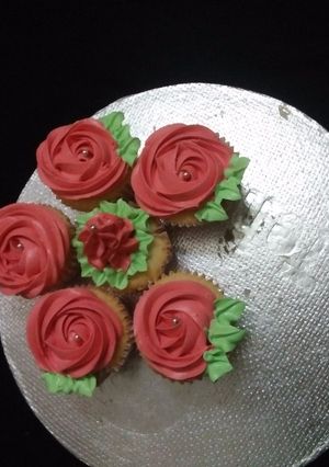 A picture of Vanilla cupcakes boquet.