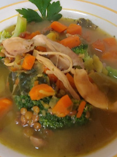 Una foto de Lentejas verduras y pollo