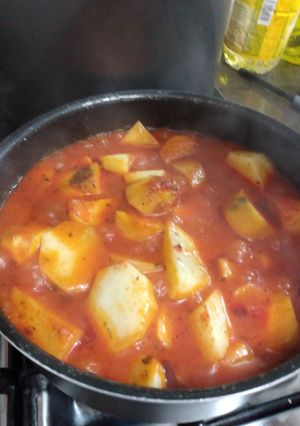Una foto de Estofado de albóndigas con papa, batata, y fideos
