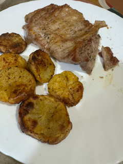 Una foto de Secreto de cerdo ibérico con patatas al horno