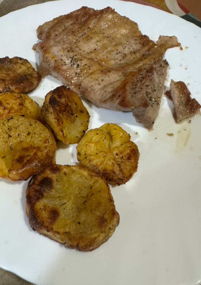 Una foto de Secreto de cerdo ibérico con patatas al horno