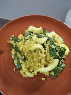 Una foto de Arroz al curry con calamares y judías verdes