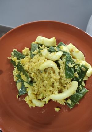 Una foto de Arroz al curry con calamares y judías verdes