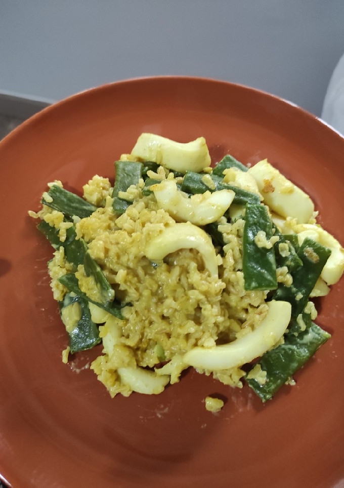 Una foto de Arroz al curry con calamares y judías verdes