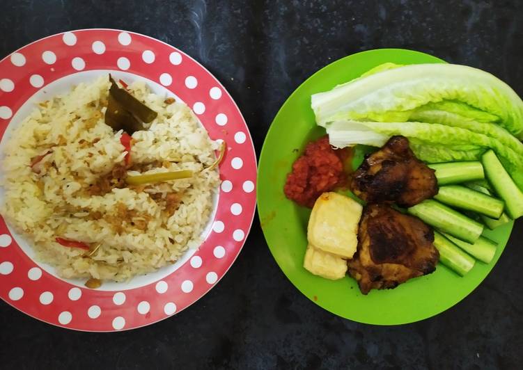 Bagaimana Menyiapkan Nasi liwet rice cooker dan ayam bakar teflon mantapp yang Enak Banget