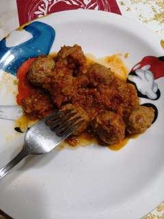 Una foto de Albóndigas con salsa y vino dulce