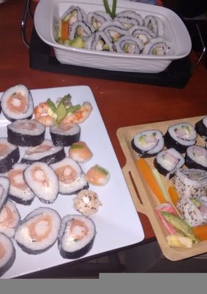 Una foto de Sushi Hosomaki, uramaki. Nigiri
