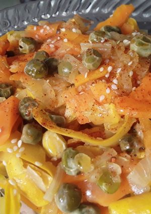 Una foto de Cintas de zanahoria y calabacín amarillo...😜🥒🥕🍝🍜🥗🥙