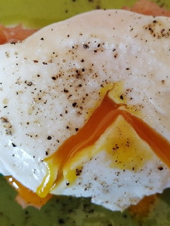 A picture of Uovo in camicia con pane, salmone affumicato e asparagi di campo.