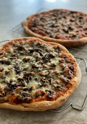 A picture of Mushroom Pizza.