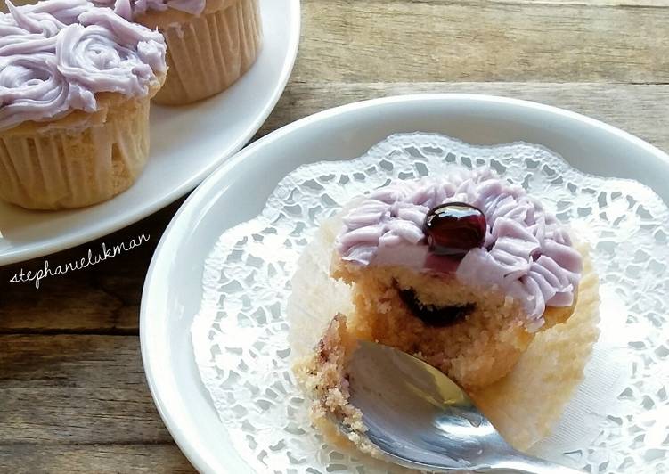 Blueberry Cupcakes with Blueberry Filling (dipanggang dengan Baking Pan)