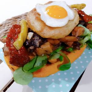Focaccia de zanahoria, rebollón, morcilla de burgos y alcachofa