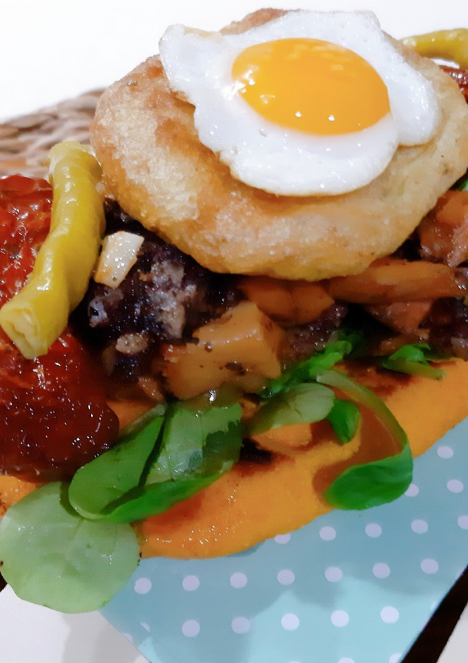 Una foto de Focaccia de zanahoria, rebollón, morcilla de burgos y alcachofa