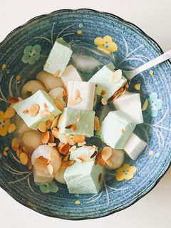 Hình của món Chè khúc bạch.