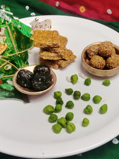 તલ ની ચીક્કી અને લાડુ (Til Chikki Ladoo Recipe In Gujarati) રેસીપી મુખ્ય ફોટો