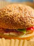 Hamburger Mè Kẹp Jambon, Phô mai Mozzarella, Ớt Chuông & Basil